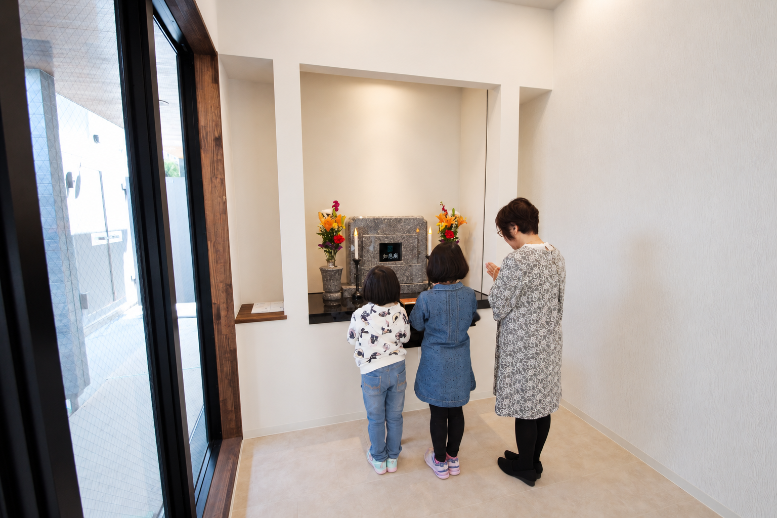 妙教寺の納骨堂で静かに手を合わせるご家族